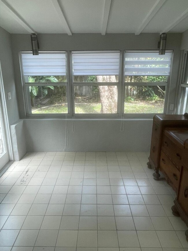 Building Photo - 1411 SW 8th Ct