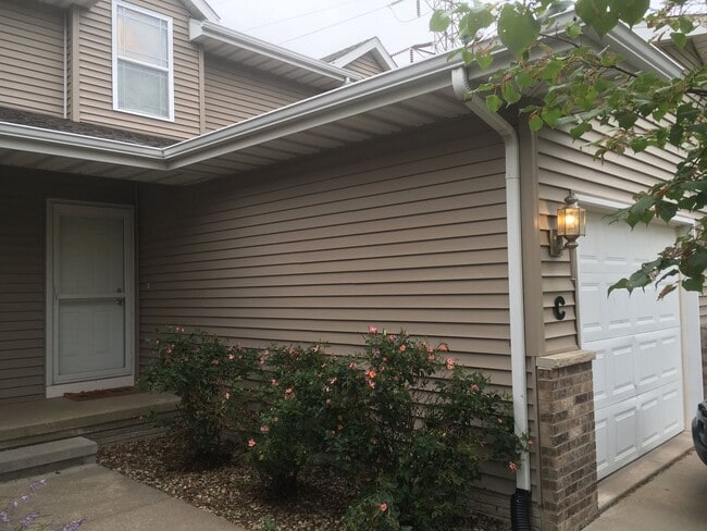 Building Photo - Prairie District Townhouse off Edgewood and HWY 30