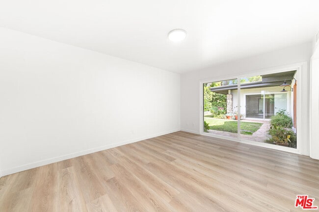 Building Photo - 656 N Bonhill Rd
