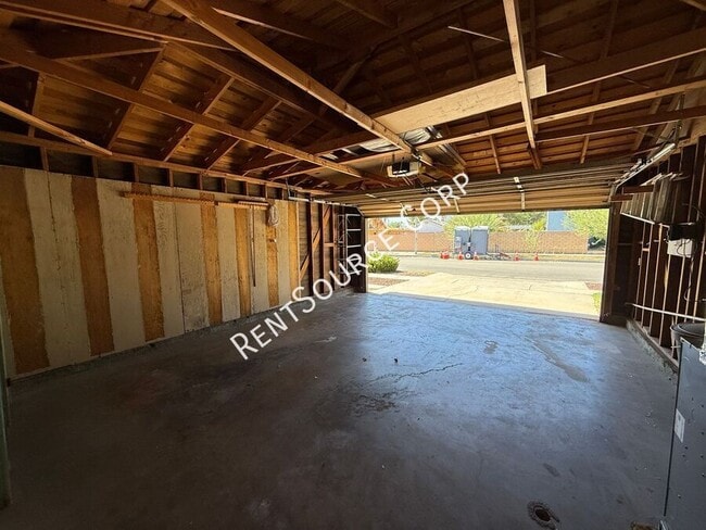 Building Photo - 39642 Country Club Dr