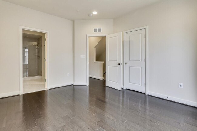 Building Photo - Luxury END-UNIT garage townhouse - 4BD/4.5BA!