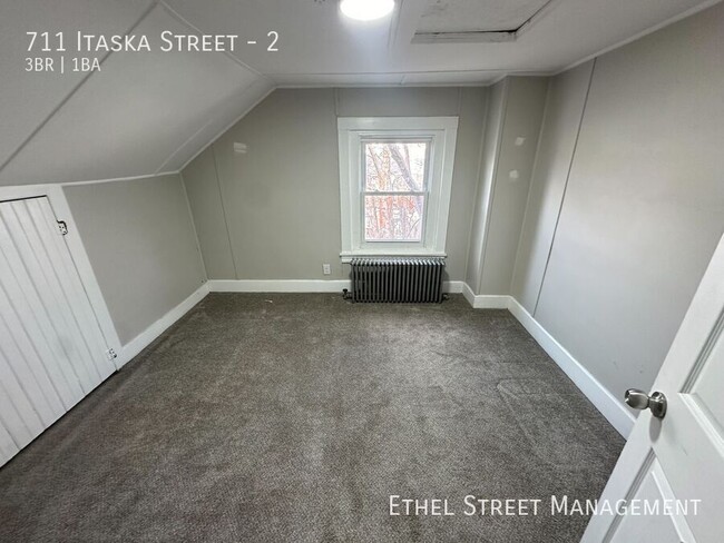 Building Photo - Spacious Three-Bedroom Apartment On The So...