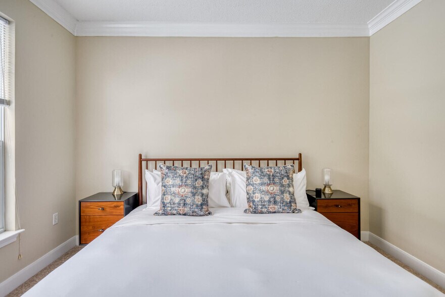 Building Photo - 1449 Main St