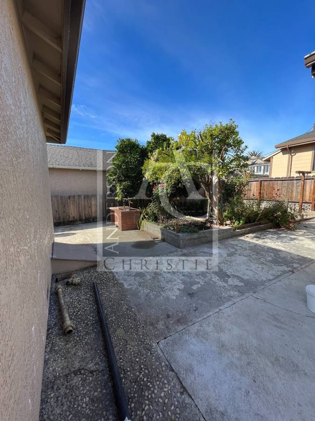 Building Photo - 12 8th St