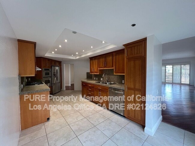 Building Photo - 512 Esplanade