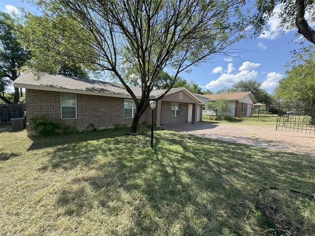 Building Photo - 5502 Wellington Dr