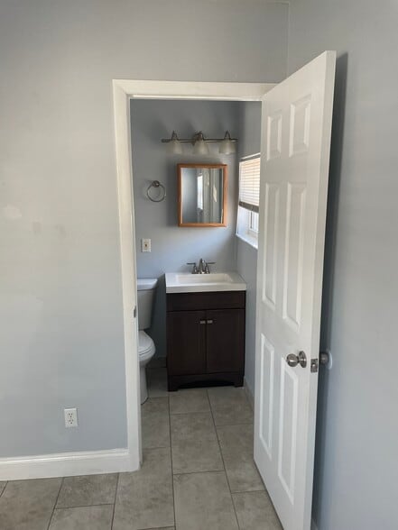 Half bath - 3815 1ST AVE N