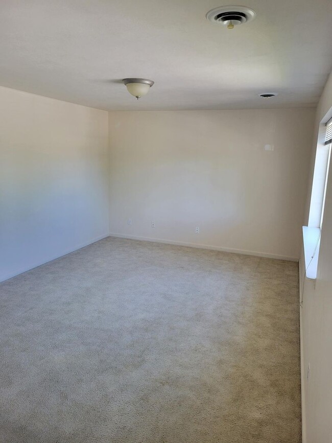 Building Photo - 3 Bedroom, 2 Bathroom 4-Plex