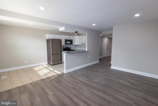 Building Photo - 10040 Jeanes St