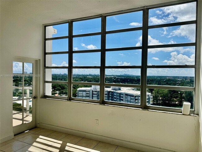 Building Photo - 1351 NE Miami Gardens Dr