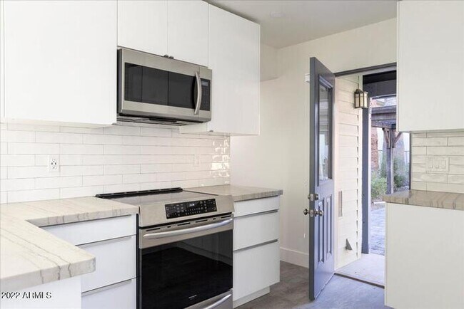 Building Photo - Luxury Living in Roosevelt Historic District!