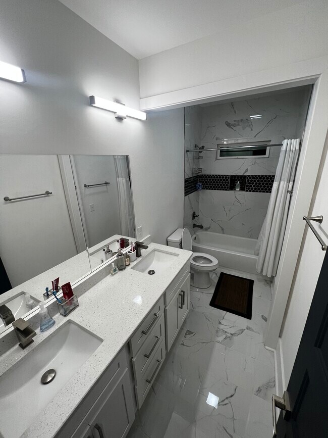 Building Photo - 1072 Zophi St