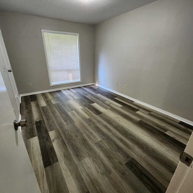 Building Photo - NEW PRICE! NEW UPDATES, YOU CANNOT BEAT THIS ONE!