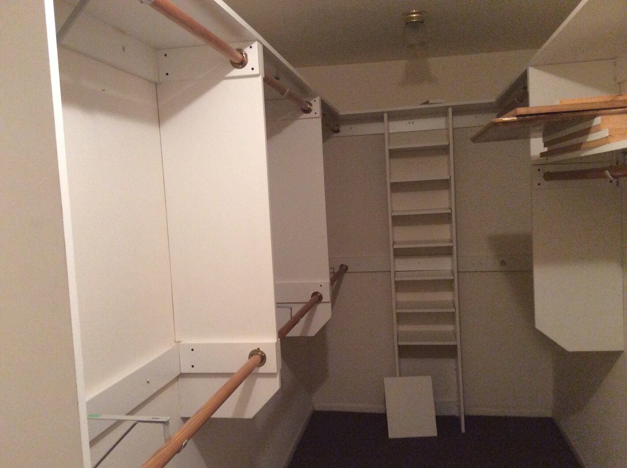 Master closet - 19251 Oxnard St