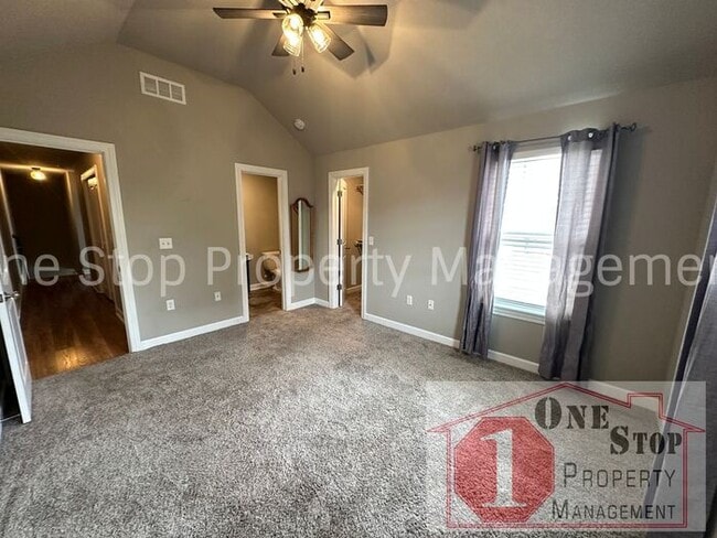 Building Photo - Gorgeous 3-Bed, 2.5-Bath Townhome in Raymore!