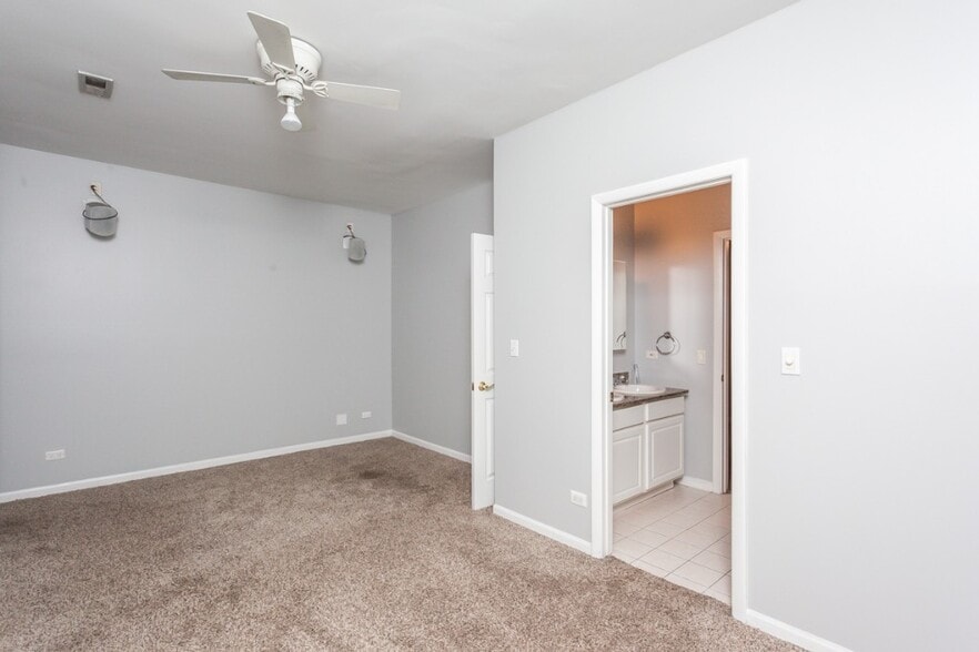 Building Photo - 2427 N Clybourn Ave