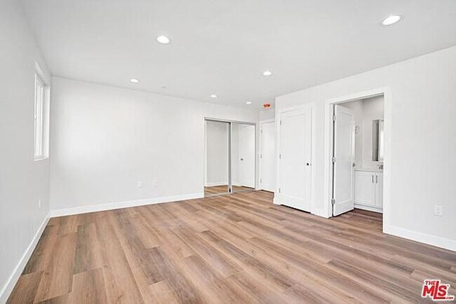 Building Photo - Saticoy Villas