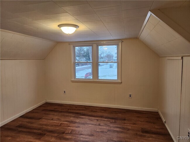 Building Photo - 437 Church St