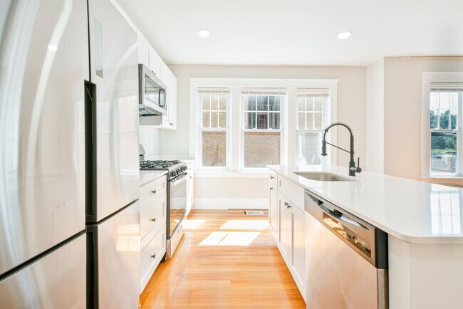 Building Photo - 4 Bed Gorgeous Unit Near PC / Elmhurst (Available 6/1/2026)