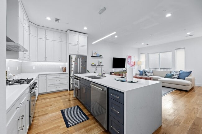 Primary Photo - 2311 N Carroll Ave