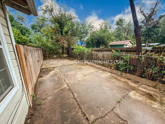 Building Photo - 1007 Davis Ave
