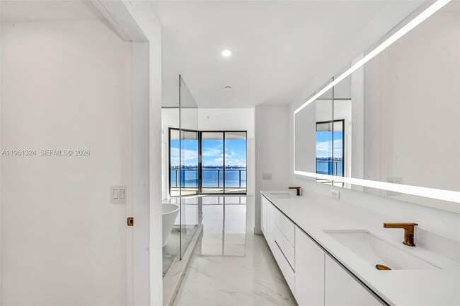 Building Photo - 700 NE 24th St