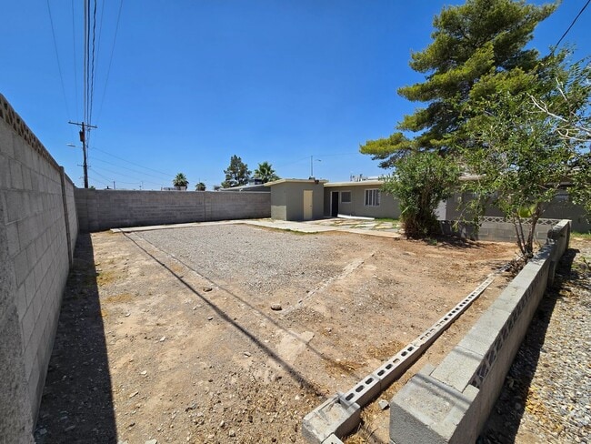 Building Photo - Single story 3 Bedroom house ready for mov...