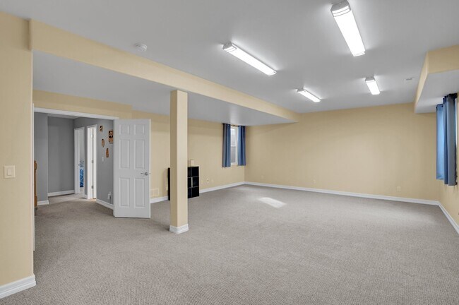 Building Photo - 10071 Clovercrest Dr