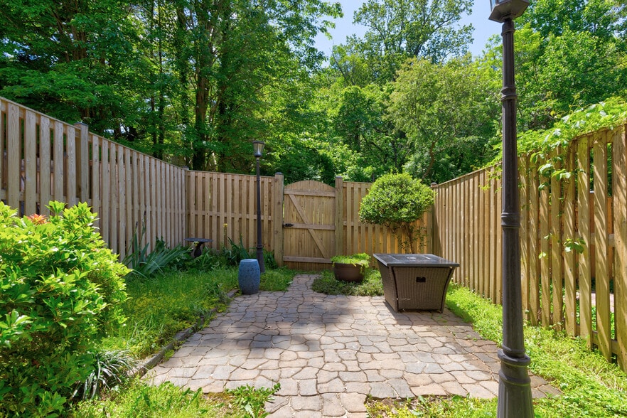 Building Photo - 6376 Chimney Wood Ct