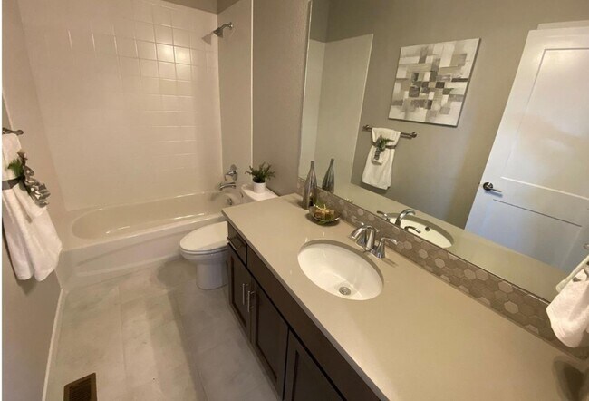 Building Photo - Flying Horse Luxury 4 Bed Townhouse with Mt. Views