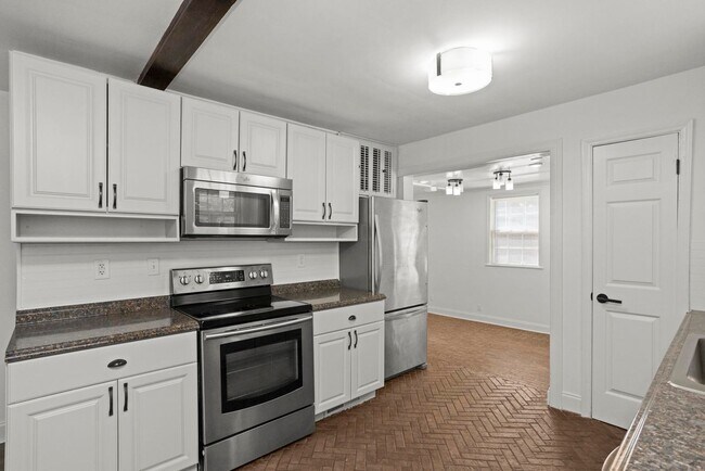Building Photo - 1001 Horseshoe Dr