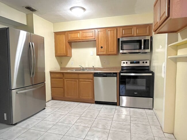 Building Photo - 2611 Pembrook Dr