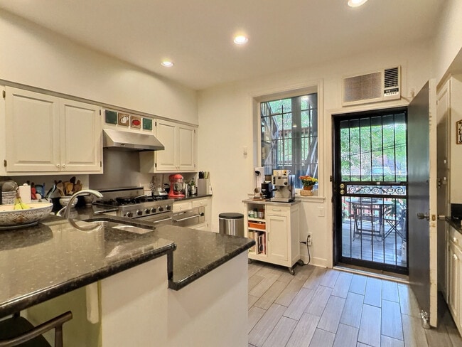 Building Photo - 2921 N Pine Grove Ave