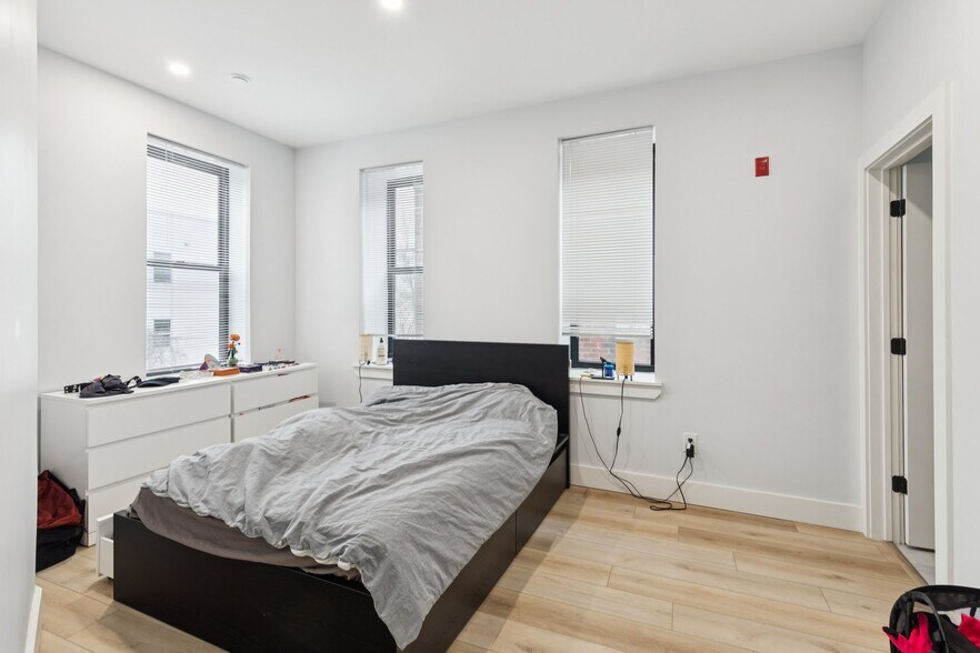 Building Photo - 3849 Lancaster Ave