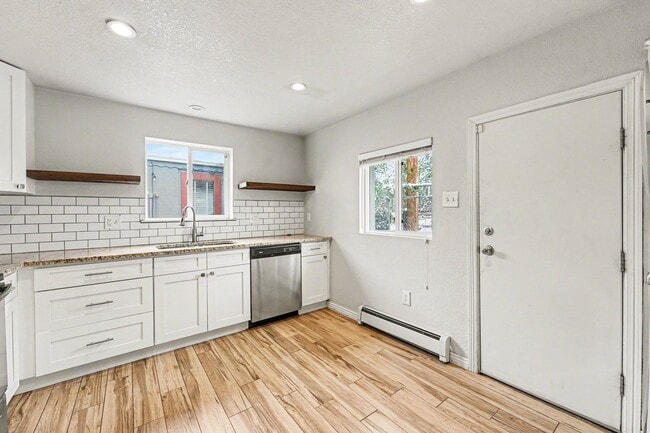 Building Photo - Charming 3-Bedroom Home with Garage & Fenced Yard – Great Location