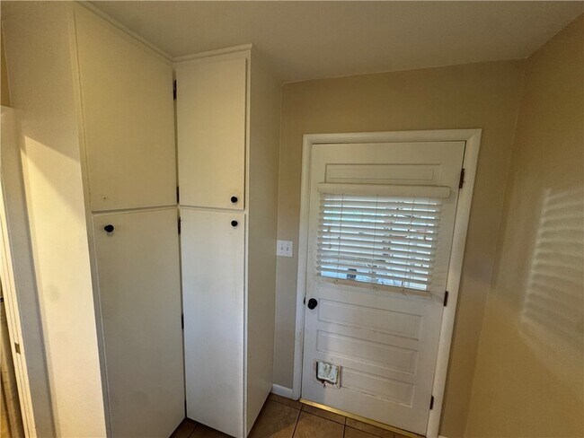 Building Photo - 718 E Debra Dr