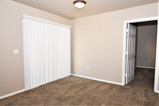 Building Photo - Great 2 Bedroom Condo At Coronado Palms