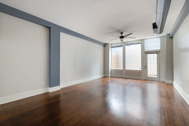 Building Photo - 1 bedroom, 1 bath updated condo in downtow...