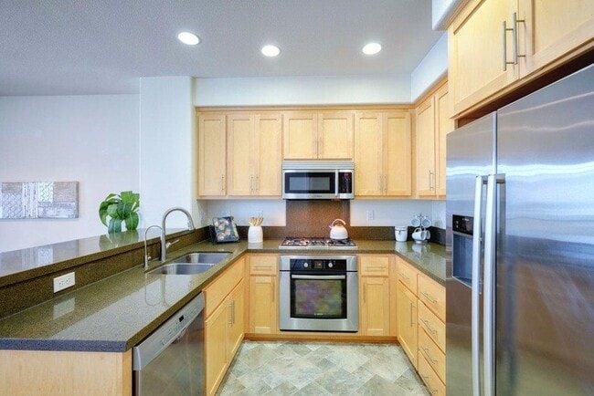 Building Photo - SAN JOSE - Well Maintained Tri-Level 2/2.5 Townhouse