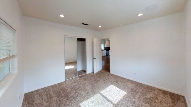 Building Photo - 3189 Sanchez St N