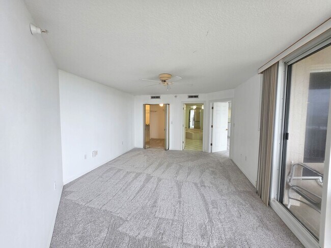 Building Photo - Beautiful Annual 7th floor Condo with Stunning Ocean Views 3/2