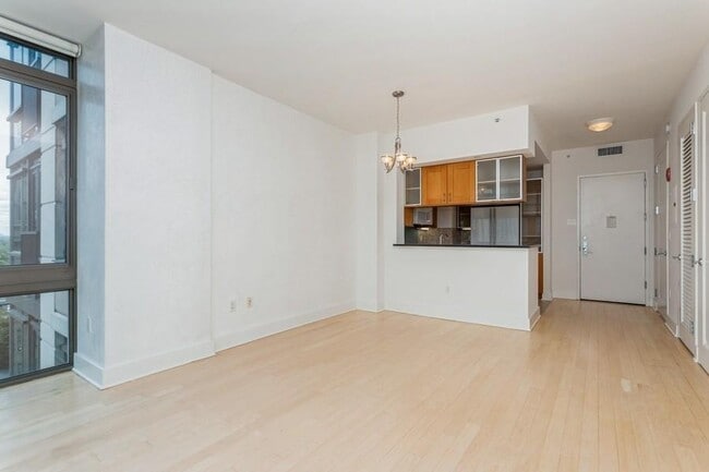 Building Photo - 175 Huguenot St