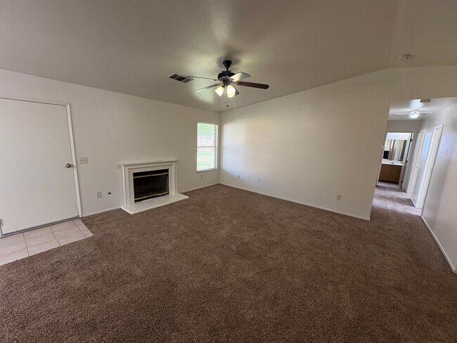 Building Photo - NW Visalia home available in a great neighborhood! available soon