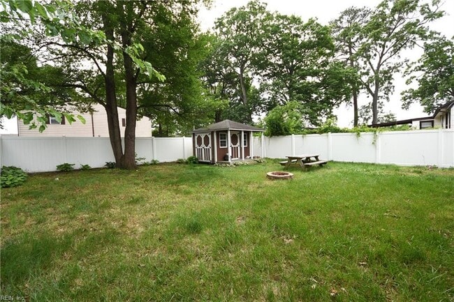 Building Photo - 823 Brentwood Dr