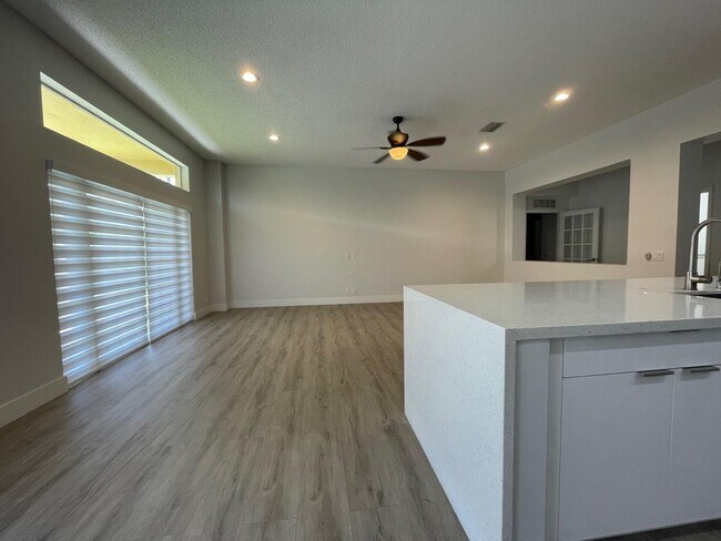 Building Photo - 4293 Laurel Ridge Cir
