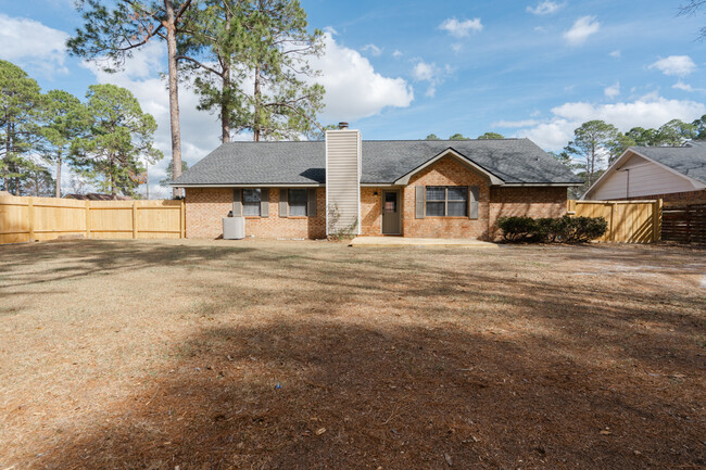 Building Photo - 701 Little John Dr