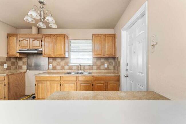 Building Photo - 218 E Villaret Blvd
