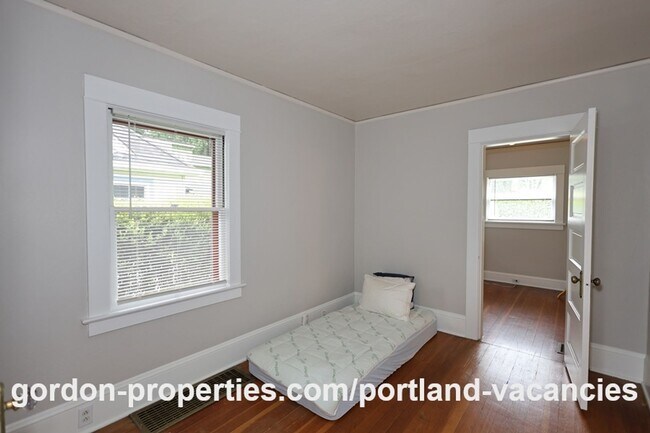 Building Photo - SE 11th Ave - Vintage 1 bedroom bungalow with office/den in Brooklyn neighborhood