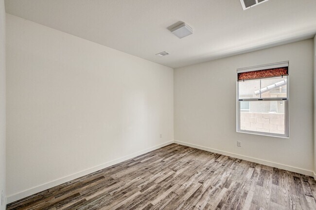 Building Photo - Exquisite Townhome - Life of luxury