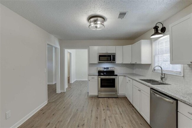 Building Photo - 1755 Straw Valley Rd